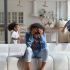 kinder rennen durch die wohnung, mutter hat stress