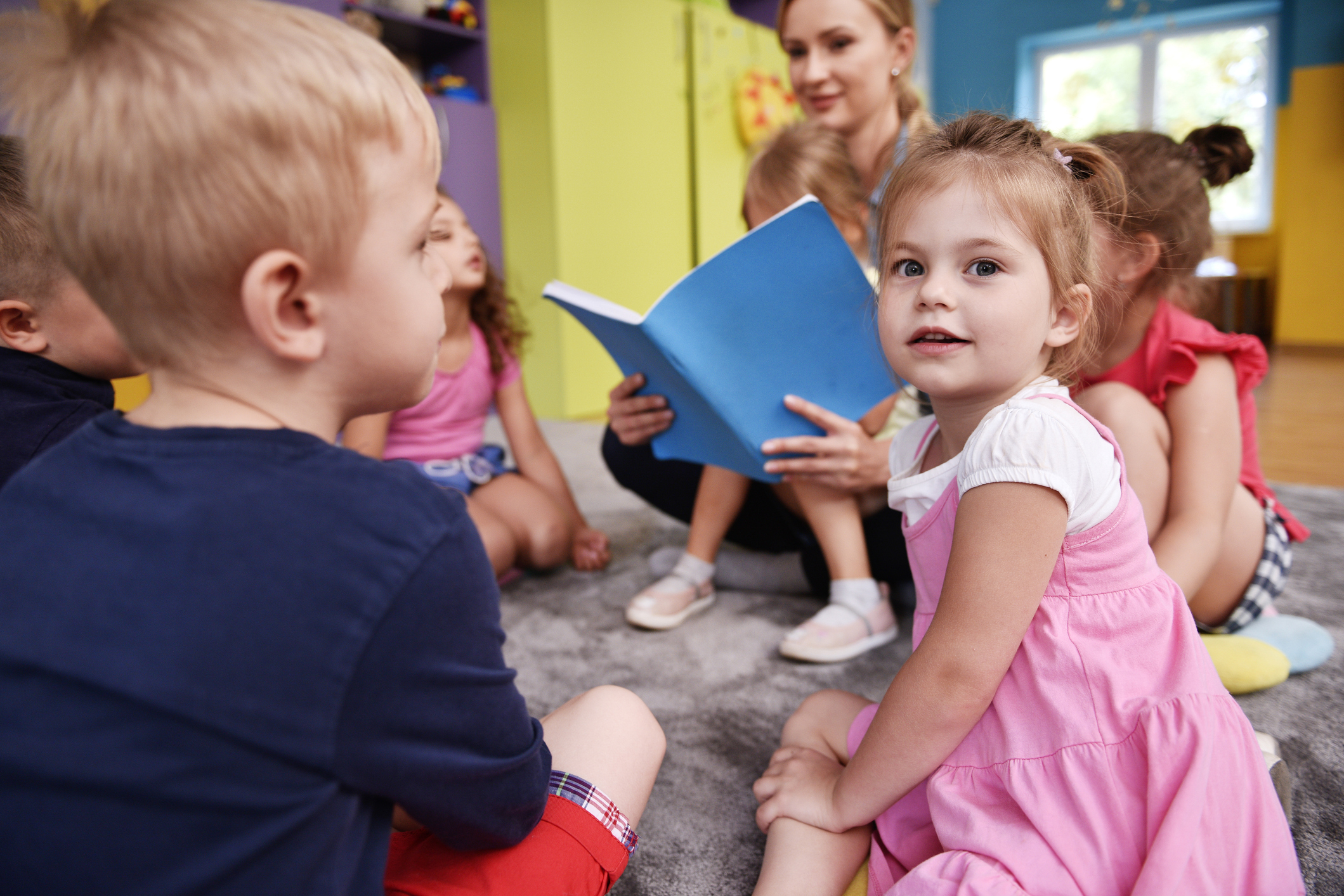 Kinder lesen mit erzieherin