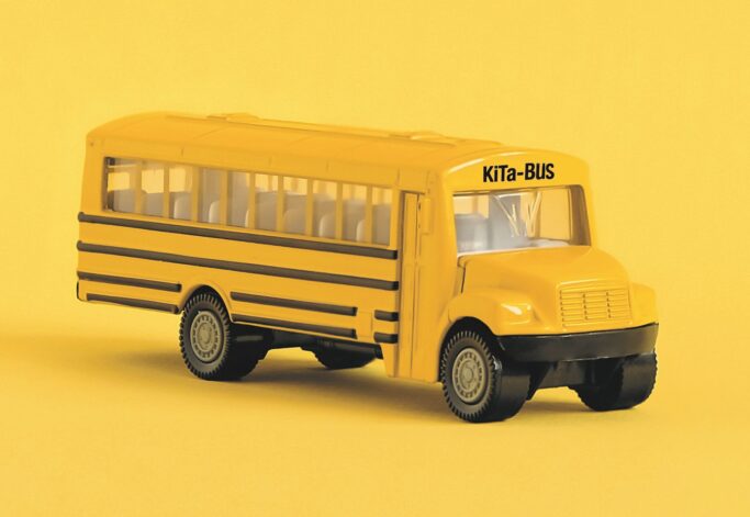 Ein gelber Bus, der das Erkennungsbild der Kita-Bus-Umfrage ist.