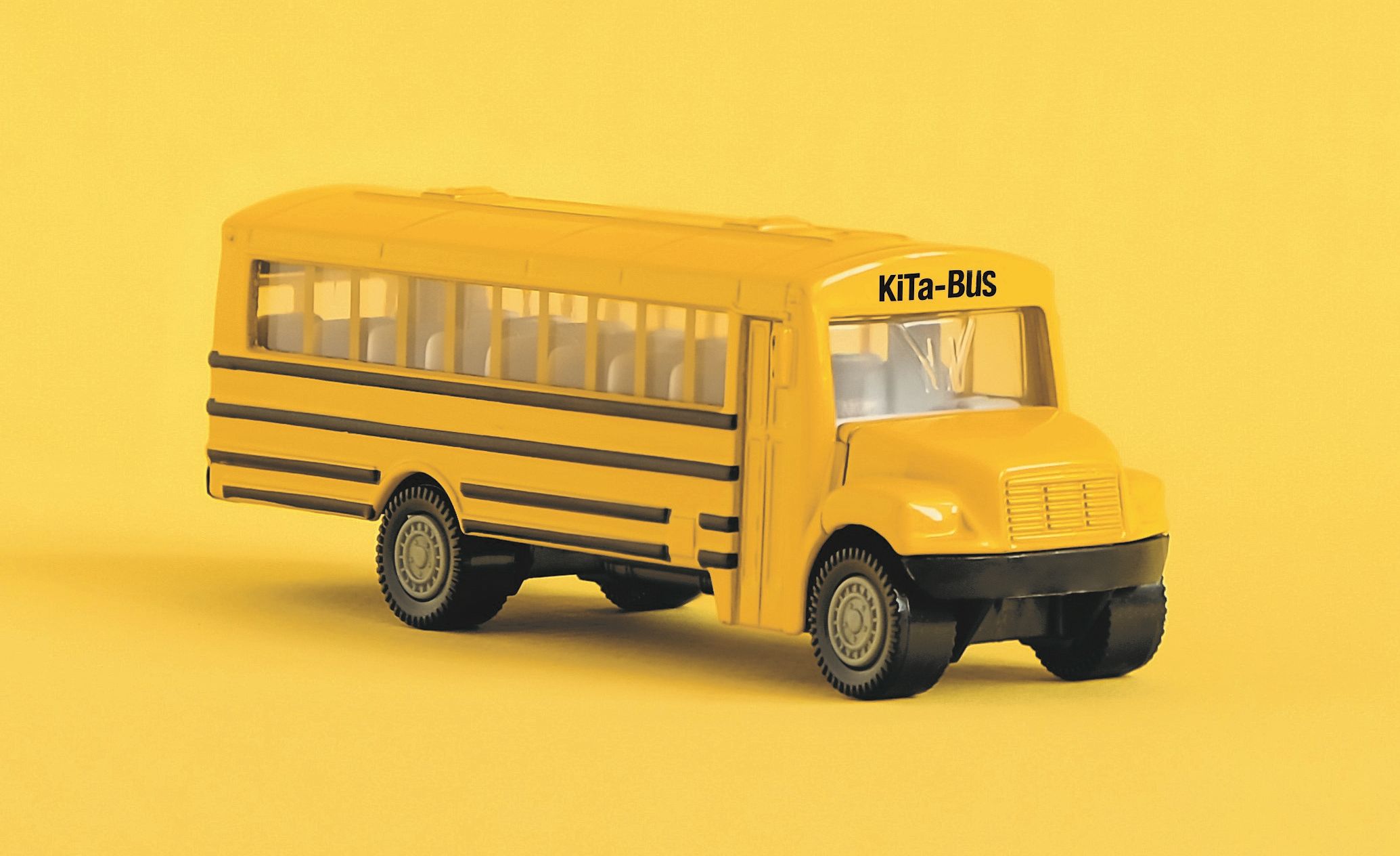 Ein gelber Bus, der das Erkennungsbild der Kita-Bus-Umfrage ist.