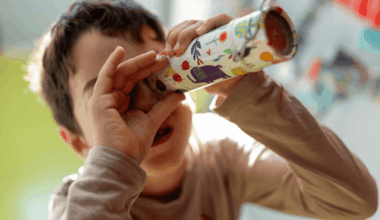 Foto zum Deutschen Kita-Preis: Kind schaut durch Fernrohr
